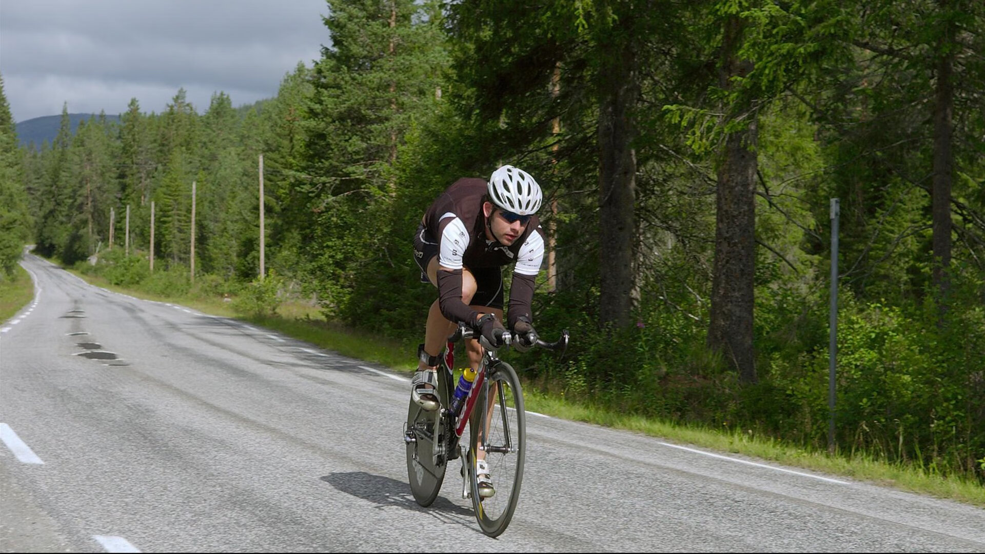 德布劳内新星大比分获胜表现突出,塞尔维亚队前途光明!观众掌声雷动